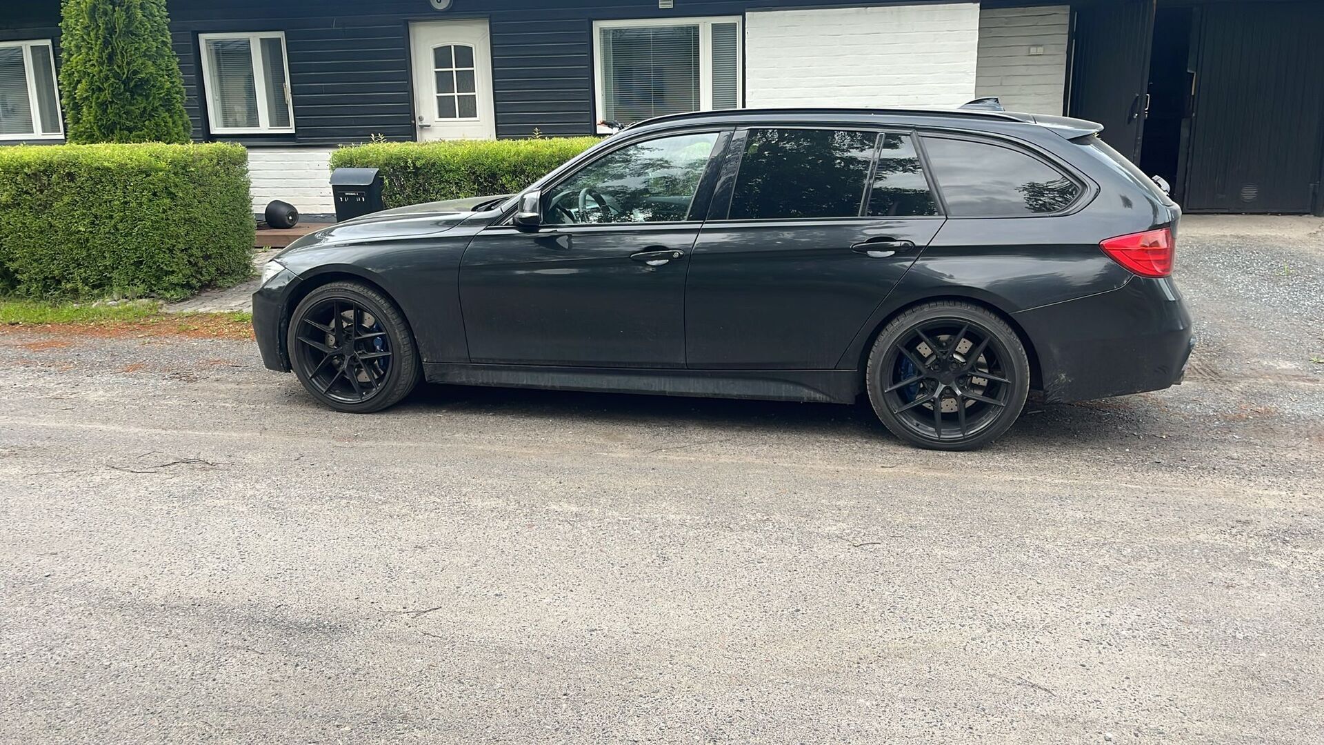 BMW 330 2013 xDrive M-Sport *Adapt.M alusta / HUD / H&K / Comfort Access / Panorama / P-Kamera / Prof Navi * - Huollot tehty hyvin / Renkaat hyvässä kunnossa / Huippu varusteet!