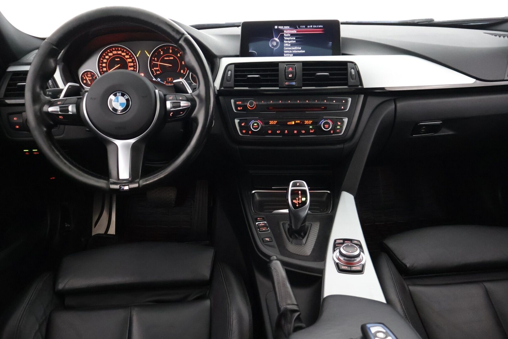 BMW 330 2013 d A xDrive M-Sport *Adapt.M alusta * Webasto / HUD / H&K / Comfort Access / Panorama / P-Kamera / Prof Navi * - Huollot tehty hyvin / Renkaat hyvässä kunnossa / Huippu varusteet!