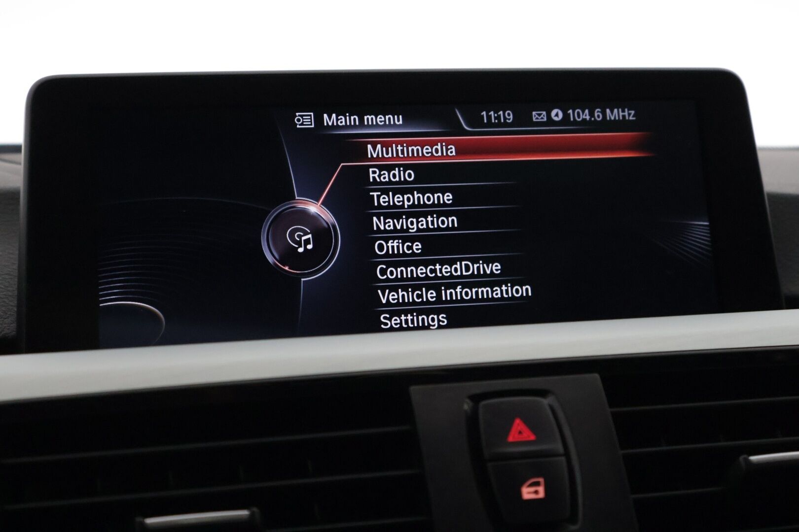 BMW 330 2013 d A xDrive M-Sport *Adapt.M alusta * Webasto / HUD / H&K / Comfort Access / Panorama / P-Kamera / Prof Navi * - Huollot tehty hyvin / Renkaat hyvässä kunnossa / Huippu varusteet!
