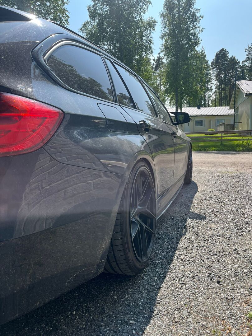 BMW 330 2013 xDrive M-Sport *Adapt.M alusta / HUD / H&K / Comfort Access / Panorama / P-Kamera / Prof Navi * - Huollot tehty hyvin / Renkaat hyvässä kunnossa / Huippu varusteet!
