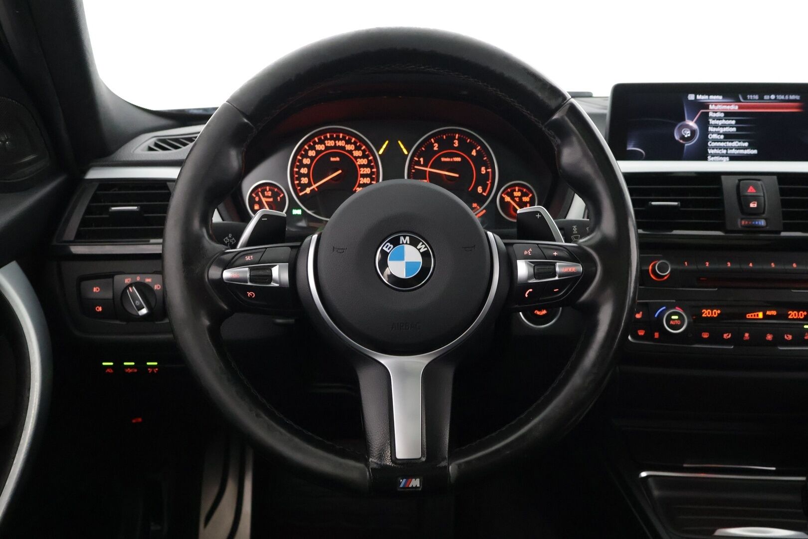 BMW 330 2013 d A xDrive M-Sport *Adapt.M alusta * Webasto / HUD / H&K / Comfort Access / Panorama / P-Kamera / Prof Navi * - Huollot tehty hyvin / Renkaat hyvässä kunnossa / Huippu varusteet!