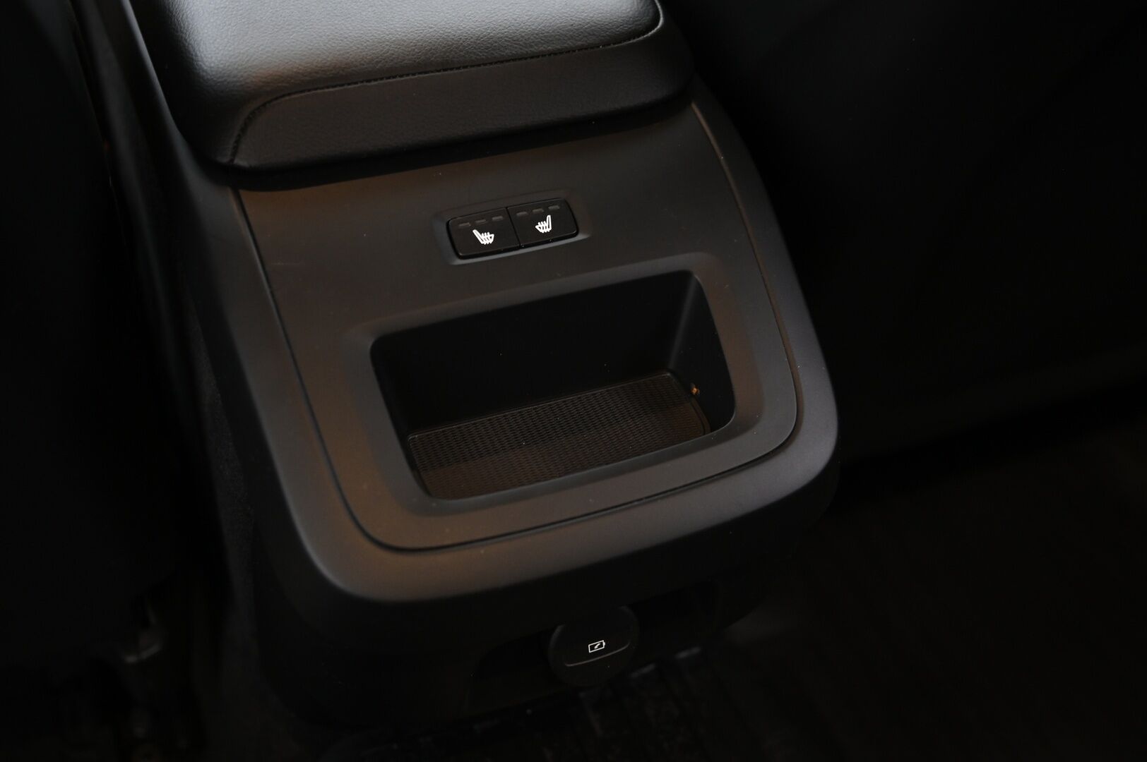 Volvo V60 Cross Country 2021 B4 AWD D-MHEV aut *Pa-lämmitin / Koukku / Voc / Kessy / Vakkari / Led* - Todella hyvät Nastarenkaat / Jakohihna tehty 06/2025 / Lämpöratti / Penkinlämmittimet edessä ja takana