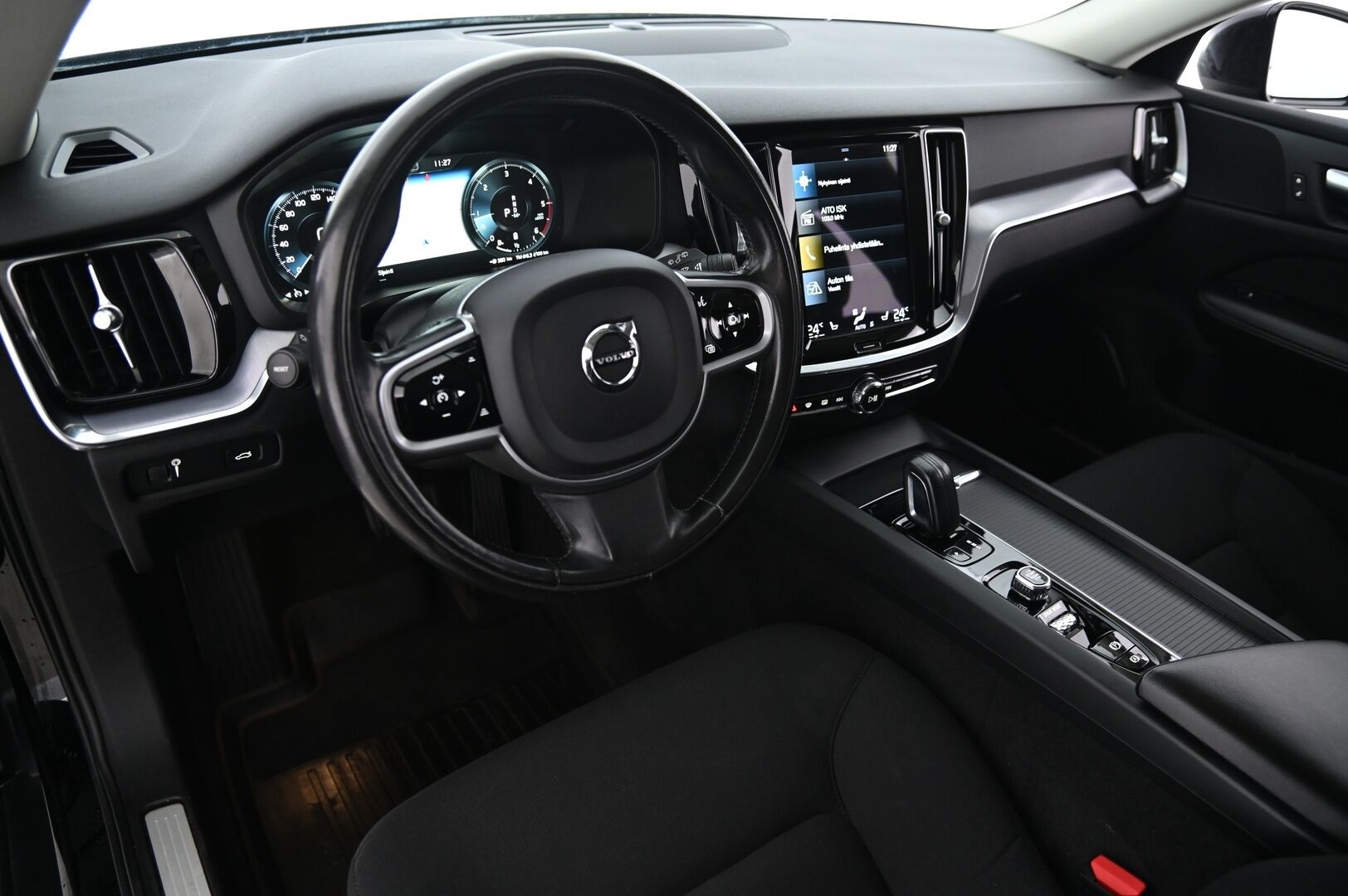 Volvo V60 Cross Country 2021 B4 AWD D-MHEV aut *Pa-lämmitin / Koukku / Voc / Kessy / Vakkari / Led* - Todella hyvät Nastarenkaat / Jakohihna tehty 06/2025 / Lämpöratti / Penkinlämmittimet edessä ja takana