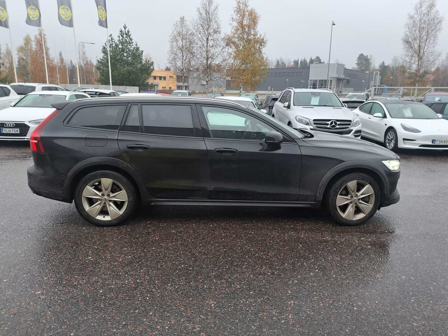 Volvo V60 Cross Country 2021 B4 AWD D-MHEV aut *Pa-lämmitin / Koukku / Voc / Kessy / Vakkari / Led* - Todella hyvät Nastarenkaat / Jakohihna tehty 06/2025 / Lämpöratti / Penkinlämmittimet edessä ja takana