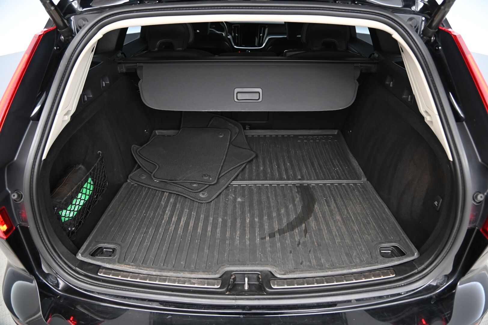 Volvo V60 Cross Country 2021 B4 AWD D-MHEV aut *Pa-lämmitin / Koukku / Voc / Kessy / Vakkari / Led* - Todella hyvät Nastarenkaat / Jakohihna tehty 06/2025 / Lämpöratti / Penkinlämmittimet edessä ja takana