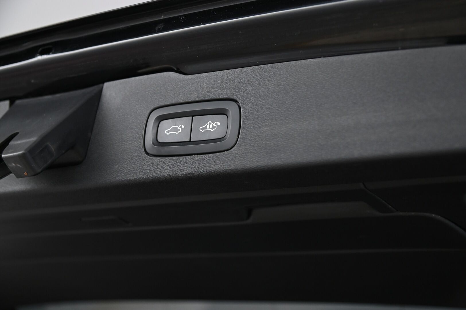 Volvo V60 Cross Country 2021 B4 AWD D-MHEV aut *Pa-lämmitin / Koukku / Voc / Kessy / Vakkari / Led* - Todella hyvät Nastarenkaat / Jakohihna tehty 06/2025 / Lämpöratti / Penkinlämmittimet edessä ja takana