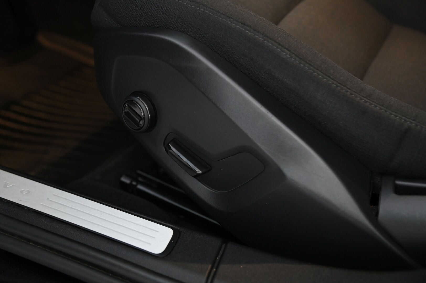 Volvo V60 Cross Country 2021 B4 AWD D-MHEV aut *ACC / Pa-lämmitin / Koukku / Voc / Kessy / Led* - Todella hyvät Nastarenkaat / Jakohihna tehty 06/2025 / Lämpöratti / Penkinlämmittimet edessä ja takana - HULLUT BLACKWEEK JATKOT - KORKOTARJOUS 2,49%