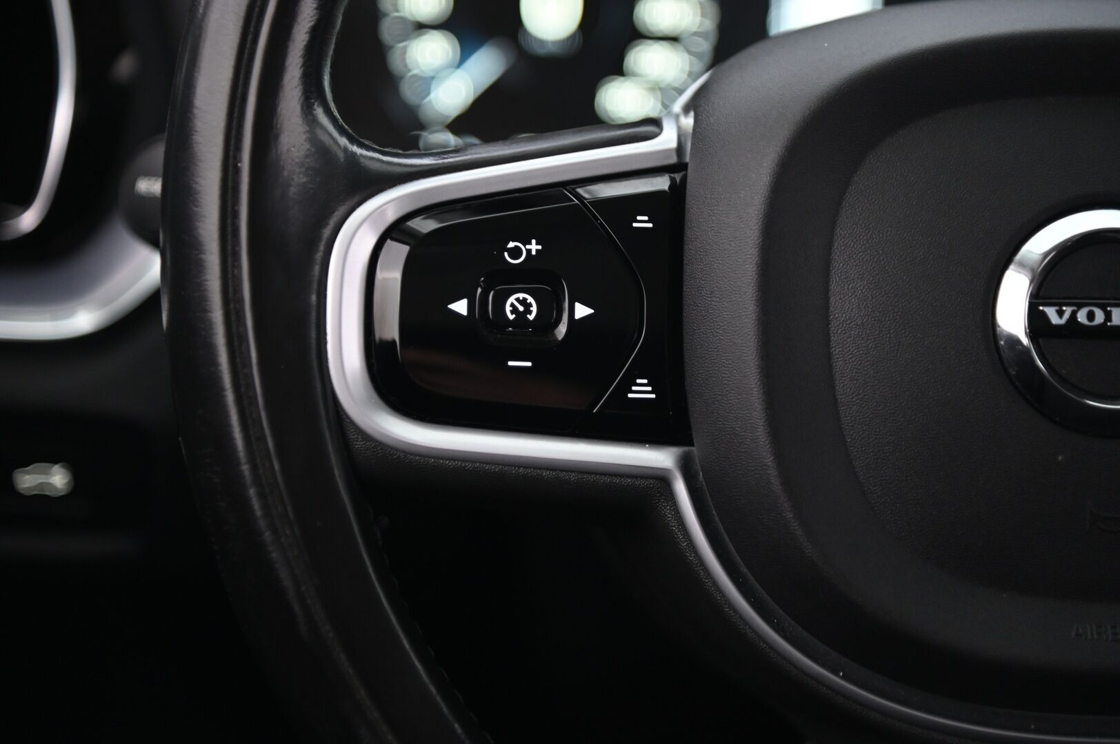 Volvo V60 Cross Country 2021 B4 AWD D-MHEV aut *Pa-lämmitin / Koukku / Voc / Kessy / Vakkari / Led* - Todella hyvät Nastarenkaat / Jakohihna tehty 06/2025 / Lämpöratti / Penkinlämmittimet edessä ja takana