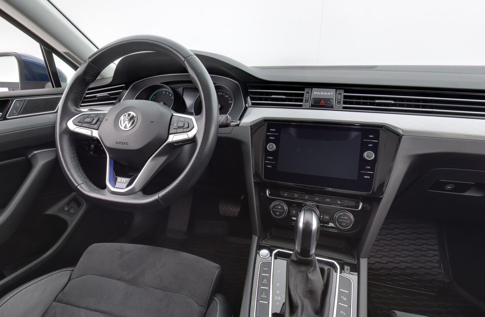 VOLKSWAGEN PASSAT 2020 Variant GTE Plug-In Hybrid DSG-aut. Webasto / ACC / Koukku / Kamera / Lane Assist / Apple&Android - Kahdet OEM vanteet / Viimeisin huolto 2 / 26