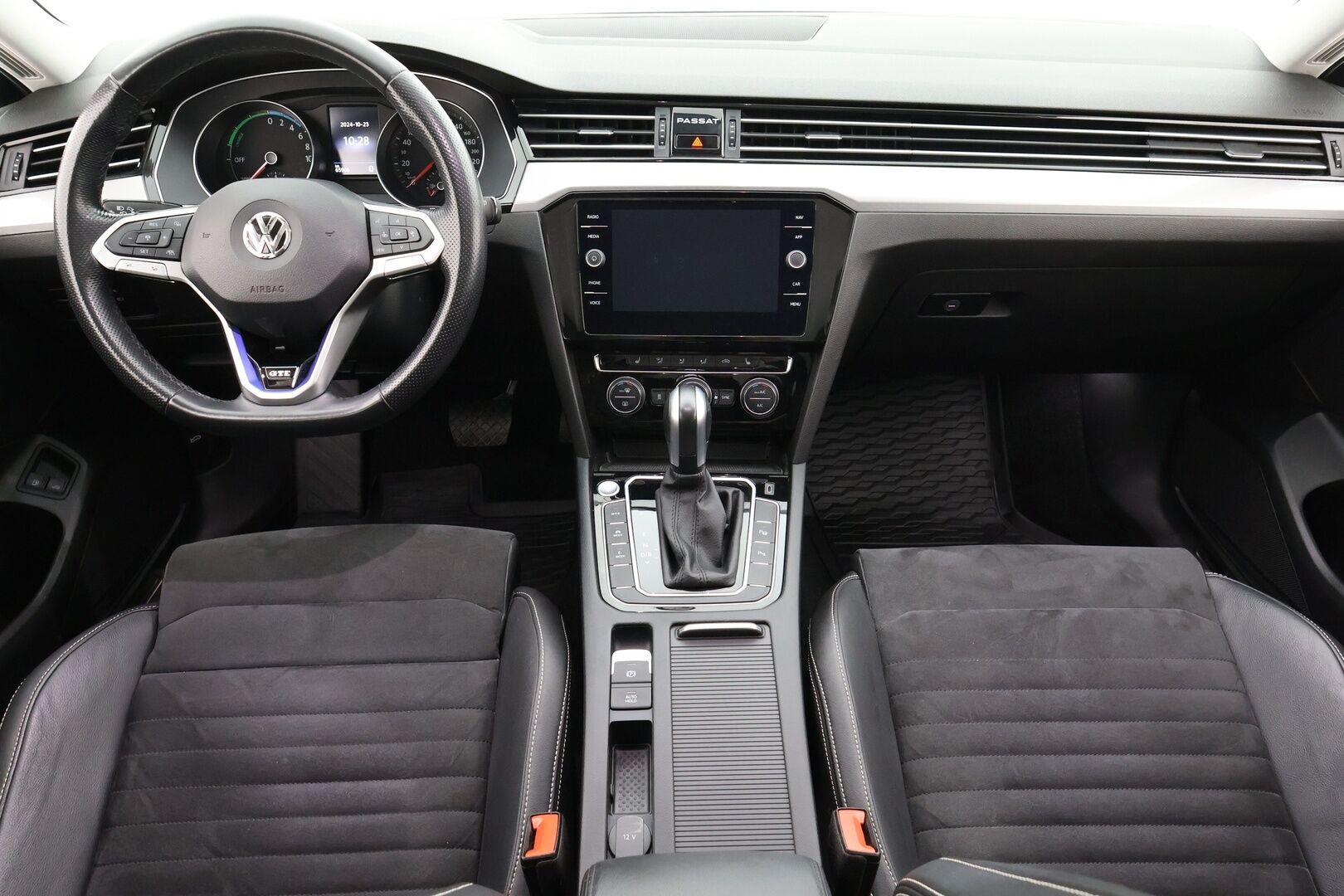 VOLKSWAGEN PASSAT 2020 Variant GTE Plug-In Hybrid DSG-aut. Webasto / ACC / Koukku / Kamera / Lane Assist / Apple&Android - Kahdet OEM vanteet / Viimeisin huolto 2 / 26