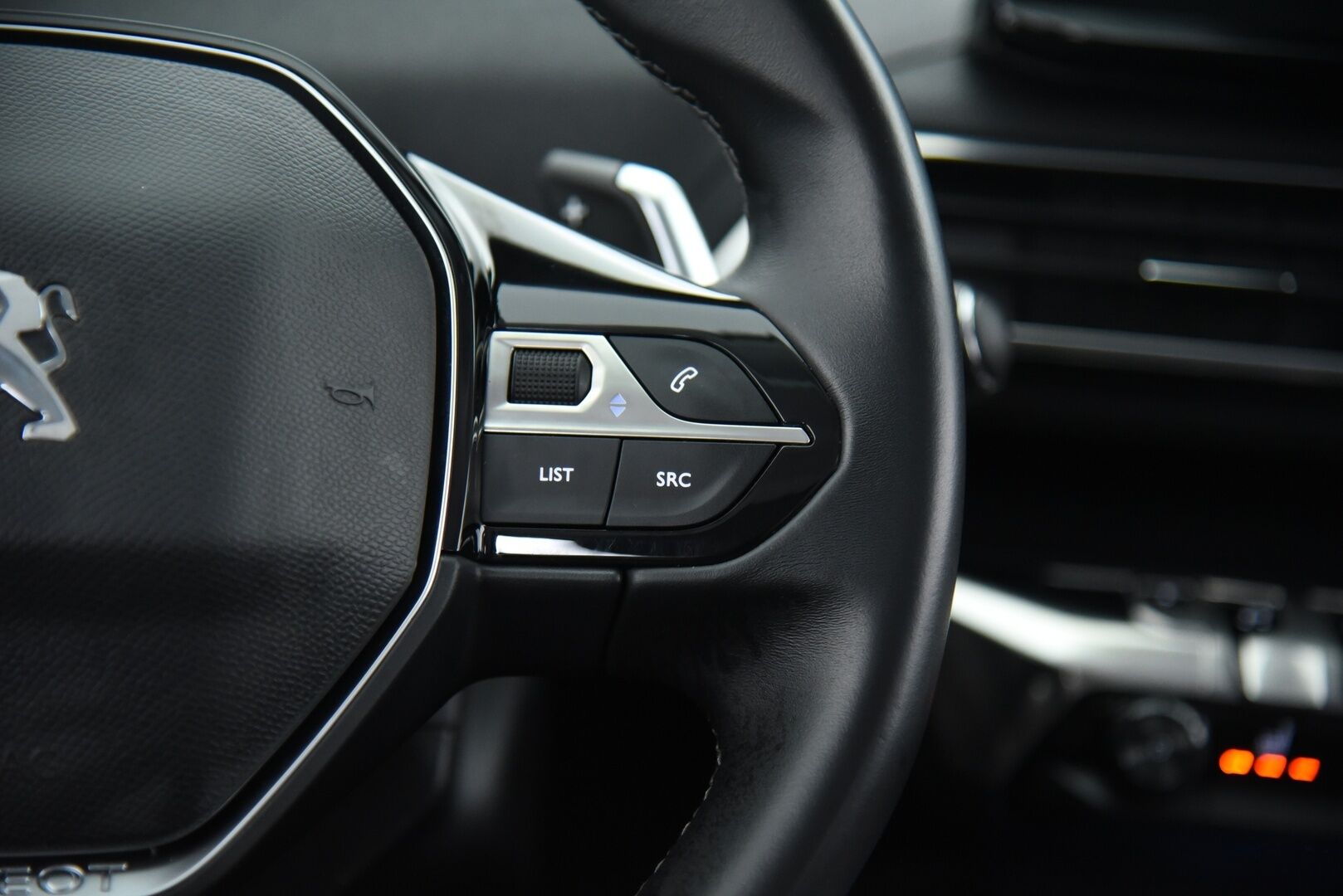 PEUGEOT 3008 2021 Hybrid 225 1.6 EAT 8-Automaatti / Koukku / P-kamera / LED / Kaistavahti / Navi / Lämmitin / Apple & Android - Facelift malli / 2x vanteet / P-kamera / LED 