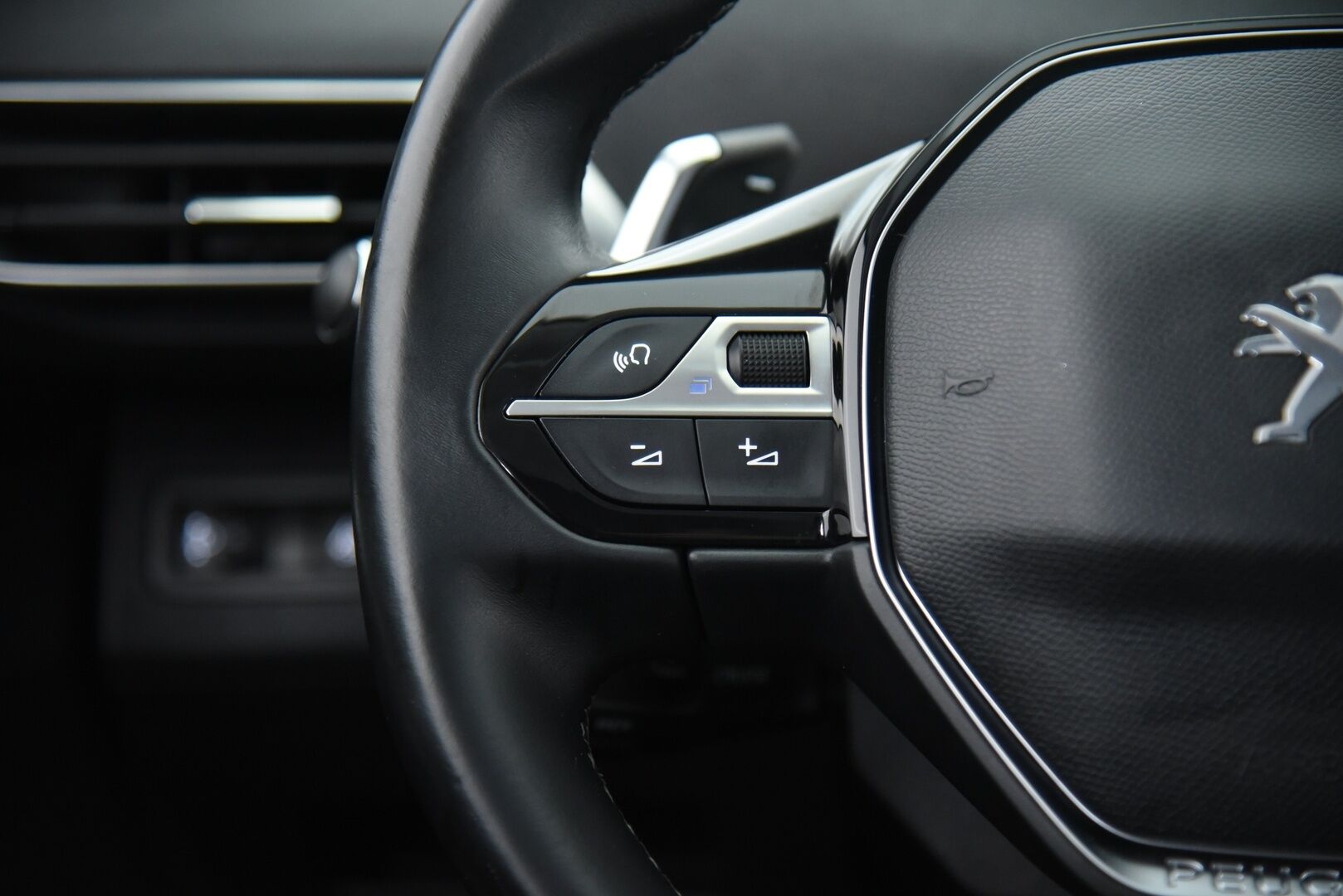 PEUGEOT 3008 2021 Hybrid 225 1.6 EAT 8-Automaatti / Koukku / P-kamera / LED / Kaistavahti / Navi / Lämmitin / Apple & Android - Facelift malli / 2x vanteet / P-kamera / LED 