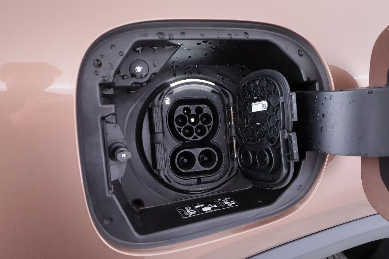 Mercedes-Benz EQA 2022 350 4MATIC Business AMG Line - | Distronic+ | Lisälämmitin | Koukku | HUD | Panorama | Widescreen | LED | 360-Kamera | Muistipenkit | Keyless | Kahdet Renkaat |