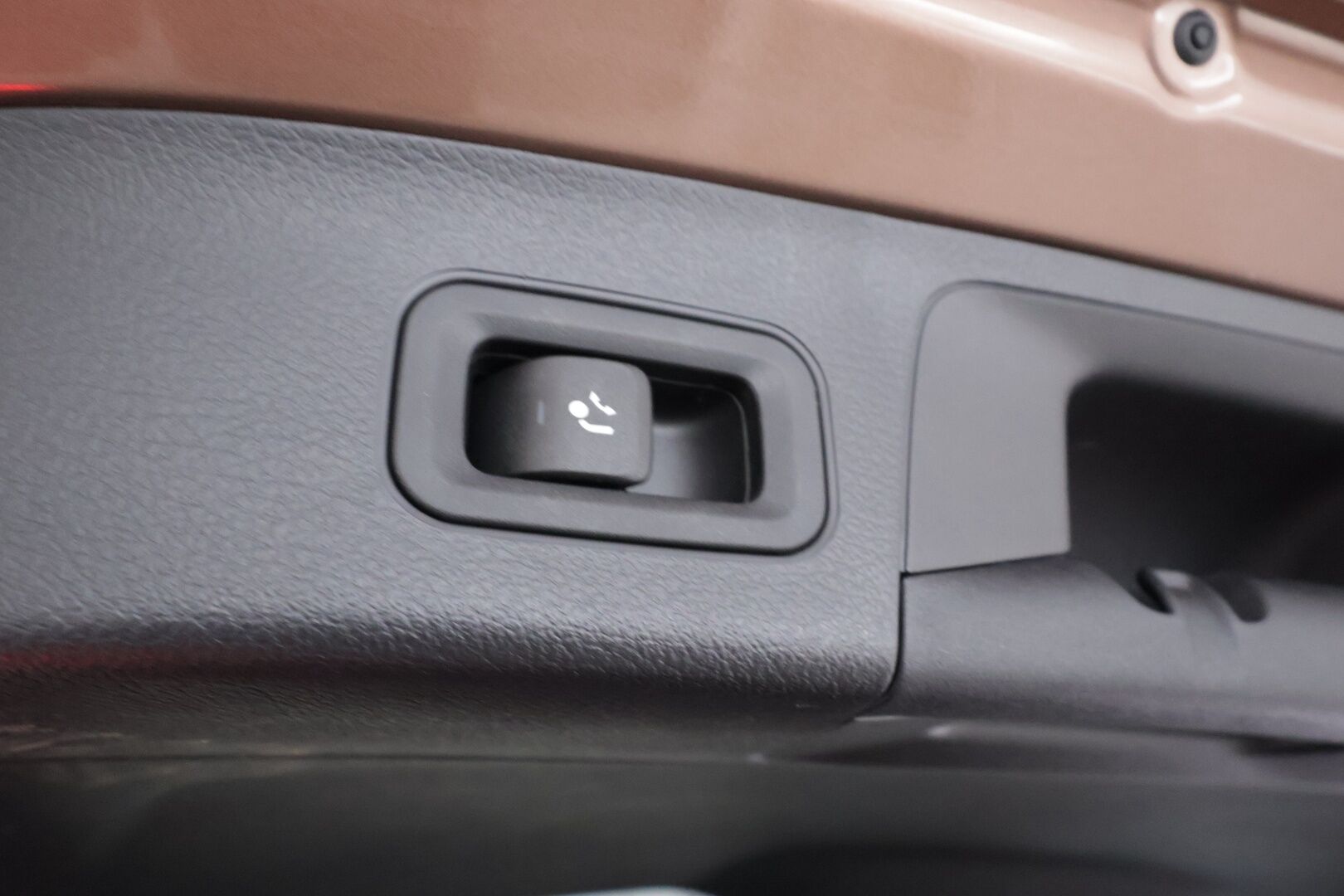 Mercedes-Benz EQA 2022 350 4MATIC Business AMG Line - | Distronic+ | Lisälämmitin | Koukku | HUD | Panorama | Widescreen | LED | 360-Kamera | Muistipenkit | Keyless | Kahdet Renkaat |