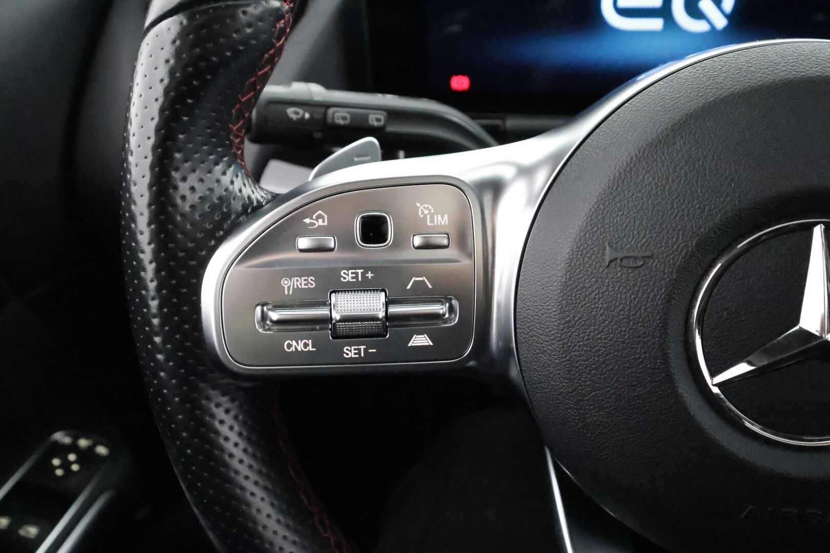 Mercedes-Benz EQA 2022 350 4MATIC Business AMG Line - | Distronic+ | Lisälämmitin | Koukku | HUD | Panorama | Widescreen | LED | 360-Kamera | Muistipenkit | Keyless | Kahdet Renkaat |