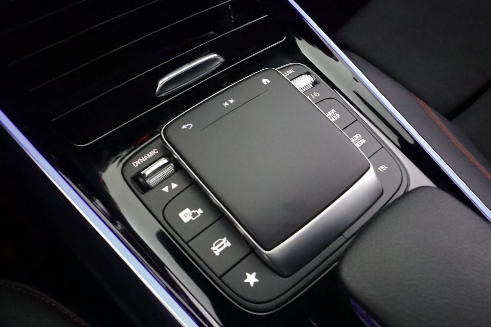 Mercedes-Benz EQA 2022 350 4MATIC Business AMG Line - | Distronic+ | Lisälämmitin | Koukku | HUD | Panorama | Widescreen | LED | 360-Kamera | Muistipenkit | Keyless | Kahdet Renkaat |