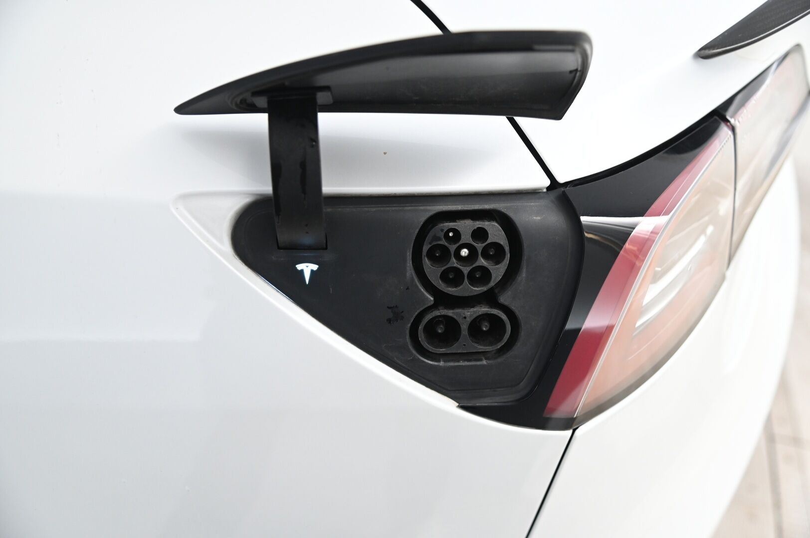 Tesla Model 3 2021 Tesla Model 3 Performance *Lasikatto / ILP / ACC / Matrix / Premium Audio * - 2x Latauskaapelit / Nahkasisusta / 2x Avain / Langaton Lataus - HULLU BLACKWEEK KORKOTARJOUS 2,49%