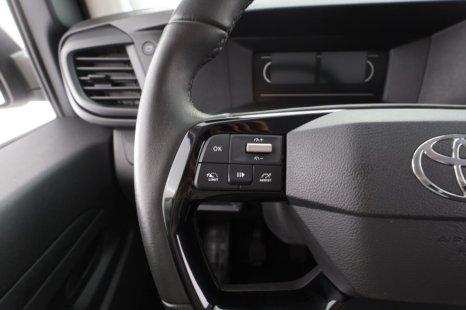 Toyota Proace 2024 2.0D L2 145 Base - 1.OM Suomi-auto | ACC | P.Kamera | Kaistavahti | BT*1.OM Suomi-auto | Kahdet renkaat | Facelift | Webasto | P.Tutka | Vakkari  Ratti&Penkinlämmittimet / Bluetooth / Kaistavahti *