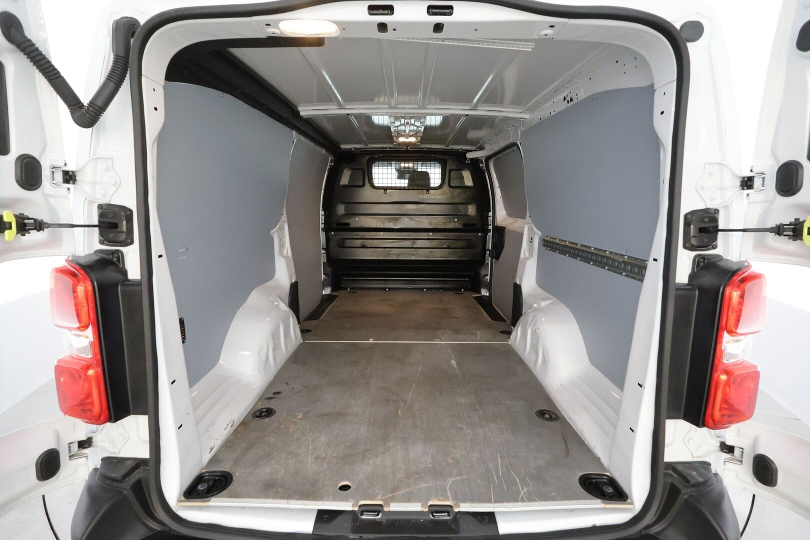 Toyota Proace 2024 2.0D L2 145 Base - 1.OM Suomi-auto | ACC | P.Kamera | Kaistavahti | BT*1.OM Suomi-auto | Kahdet renkaat | Facelift | Webasto | P.Tutka | Vakkari  Ratti&Penkinlämmittimet / Bluetooth / Kaistavahti *