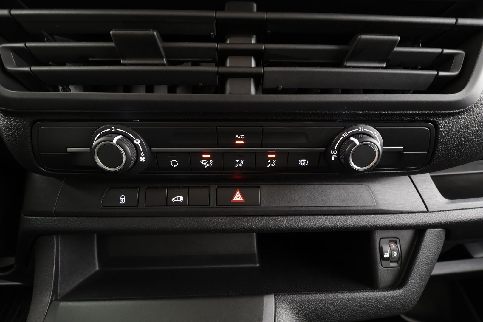 Toyota Proace 2024 2.0D L2 145 Base - 1.OM Suomi-auto | ACC | P.Kamera | Kaistavahti | BT*1.OM Suomi-auto | Kahdet renkaat | Facelift | Webasto | P.Tutka | Vakkari  Ratti&Penkinlämmittimet / Bluetooth / Kaistavahti *