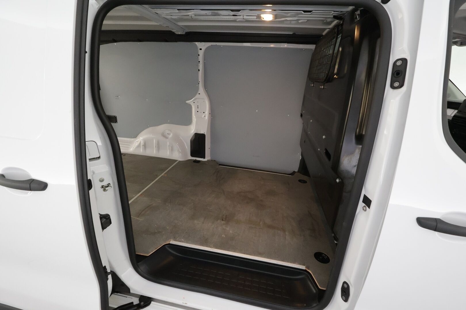 Toyota Proace 2024 2.0D L2 145 Base - 1.OM Suomi-auto | ACC | P.Kamera | Kaistavahti | BT*1.OM Suomi-auto | Kahdet renkaat | Facelift | Webasto | P.Tutka | Vakkari  Ratti&Penkinlämmittimet / Bluetooth / Kaistavahti *