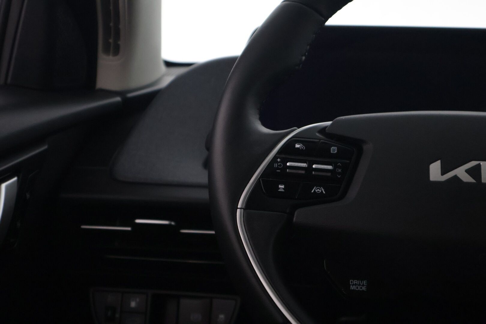 Kia EV6 2022 RWD 77 kWh 229 hv * Lämpöpumppu / Kuljettajan sähkösäätöinen muistipenkki / ACC / KeylessGo / LED-ajovalot / Puolinahkapenkit * - Merkkihuollettu / 2x Vanteet Ja Todella Hyvät Renkaat / ILP