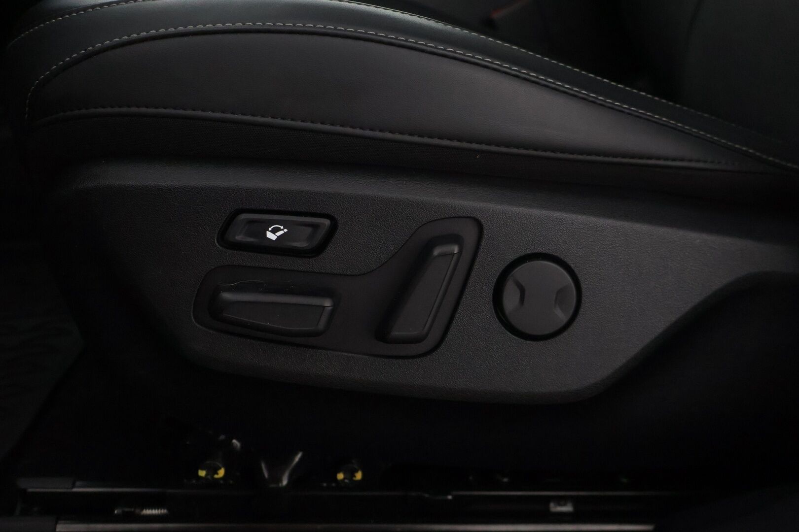 Kia EV6 2022 RWD 77 kWh 229 hv * Lämpöpumppu / Kuljettajan sähkösäätöinen muistipenkki / ACC / KeylessGo / LED-ajovalot / Puolinahkapenkit * - Merkkihuollettu / 2x Vanteet Ja Todella Hyvät Renkaat / ILP