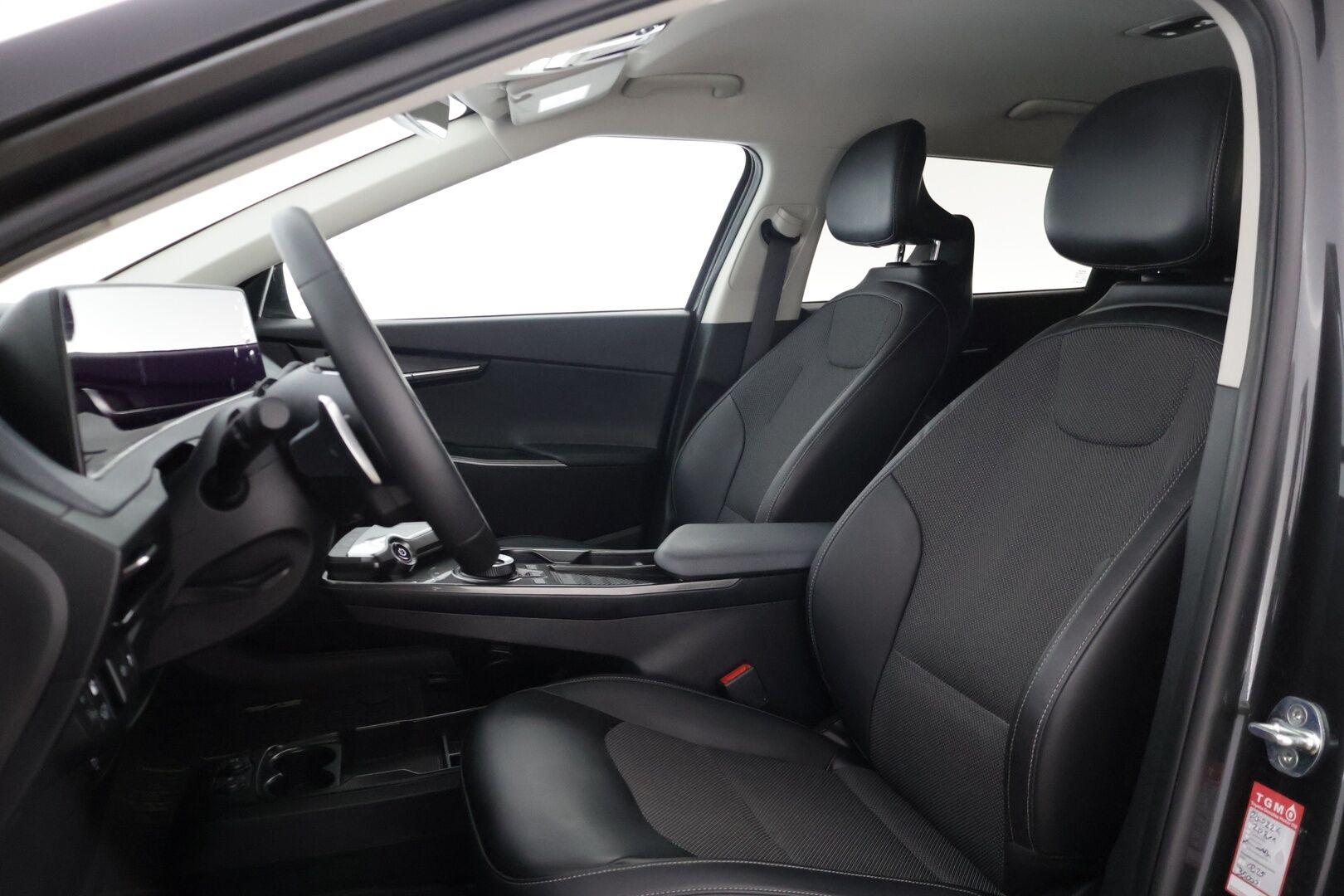 Kia EV6 2022 RWD 77 kWh 229 hv * Lämpöpumppu / Kuljettajan sähkösäätöinen muistipenkki / ACC / KeylessGo / LED-ajovalot / Puolinahkapenkit * - Merkkihuollettu / 2x Vanteet Ja Todella Hyvät Renkaat / ILP