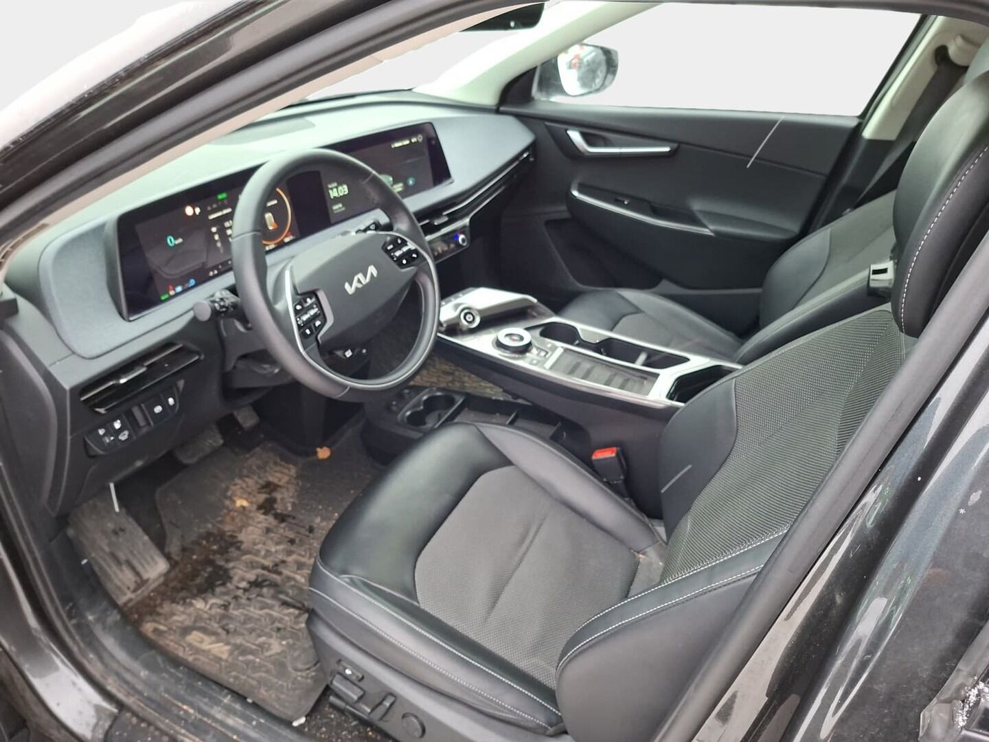 Kia EV6 2022 RWD 77 kWh 229 hv * Lämpöpumppu / Kuljettajan sähkösäätöinen muistipenkki / KeylessGo / LED-ajovalot / Puolinahkapenkit - Merkkihuollettu / 2x Vanteet Ja Todella Hyvät Renkaat / ILP