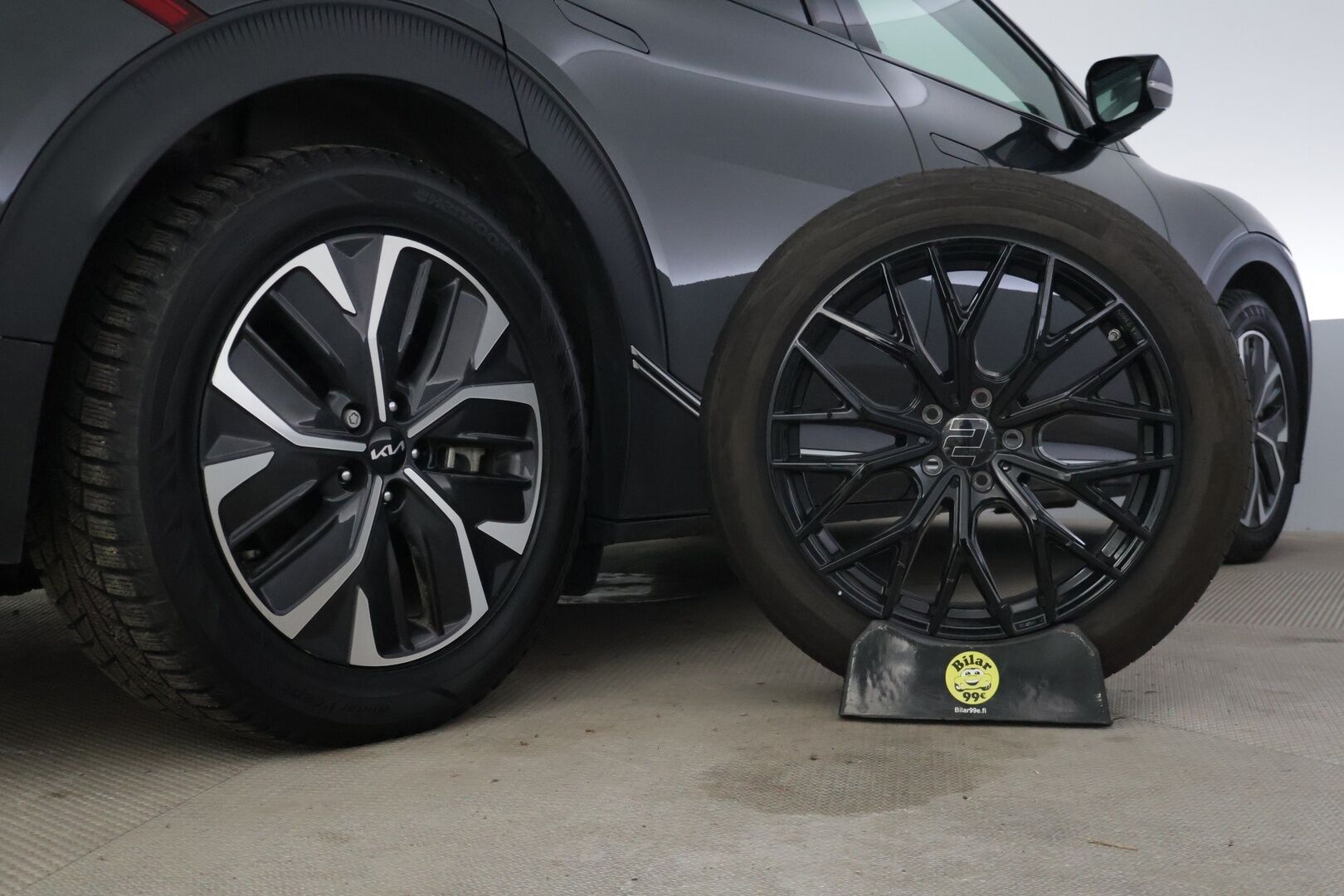 Kia EV6 2022 RWD 77 kWh 229 hv * Lämpöpumppu / Kuljettajan sähkösäätöinen muistipenkki / ACC / KeylessGo / LED-ajovalot / Puolinahkapenkit * - Merkkihuollettu / 2x Vanteet Ja Todella Hyvät Renkaat / ILP