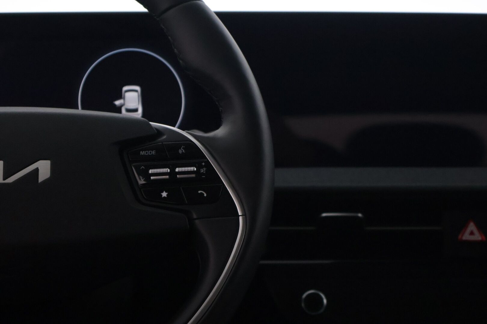 Kia EV6 2022 RWD 77 kWh 229 hv * Lämpöpumppu / Kuljettajan sähkösäätöinen muistipenkki / ACC / KeylessGo / LED-ajovalot / Puolinahkapenkit * - Merkkihuollettu / 2x Vanteet Ja Todella Hyvät Renkaat / ILP