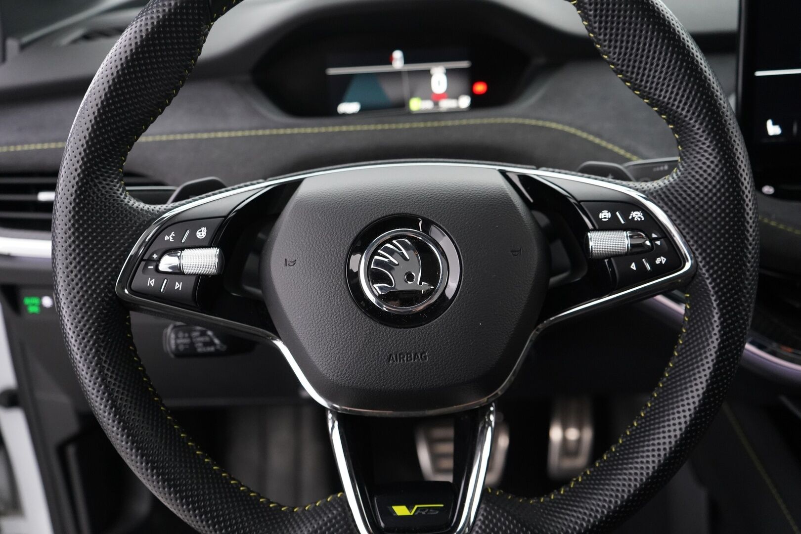 SKODA ENYAQ 2023 Coupe 80x 4X4 RS iV *Lämpöpumppu / Koukku / Lasikatto / Matrix-LED / ACC / Muistipenkki / Kamera* - SoH 92.5% / Kahdet Skodan vanteet / Merkkihuollettu / SUPER VARUSTEET!