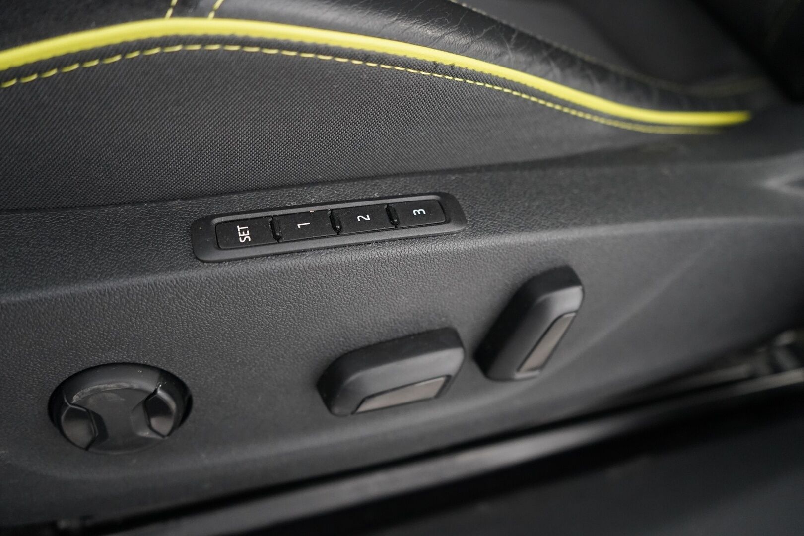 SKODA ENYAQ 2023 Coupe 80x 4X4 RS iV *Lämpöpumppu / Koukku / Lasikatto / Matrix-LED / ACC / Muistipenkki / Kamera* - SoH 92.5% / Kahdet Skodan vanteet / Merkkihuollettu / SUPER VARUSTEET!