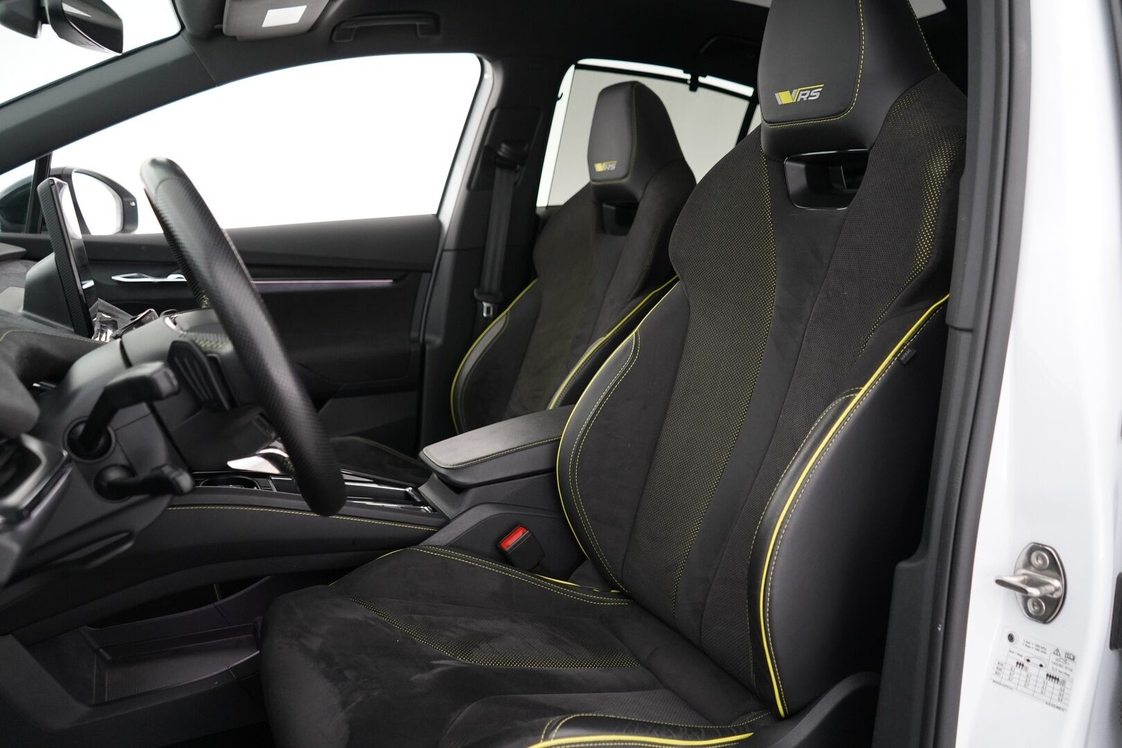 SKODA ENYAQ 2023 Coupe 80x 4X4 RS iV *Lämpöpumppu / Koukku / Lasikatto / Matrix-LED / ACC / Muistipenkki / Kamera* - SoH 92.5% / Kahdet Skodan vanteet / Merkkihuollettu / SUPER VARUSTEET!