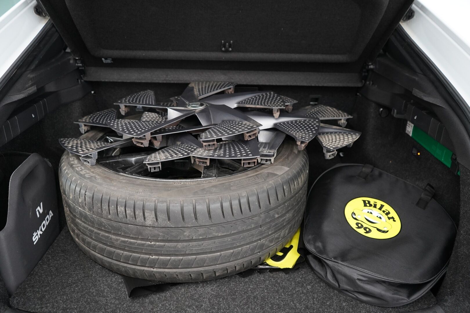 SKODA ENYAQ 2023 Coupe 80x 4X4 RS iV *Lämpöpumppu / Koukku / Lasikatto / Matrix-LED / ACC / Muistipenkki / Kamera* - SoH 92.5% / Kahdet Skodan vanteet / Merkkihuollettu / SUPER VARUSTEET!