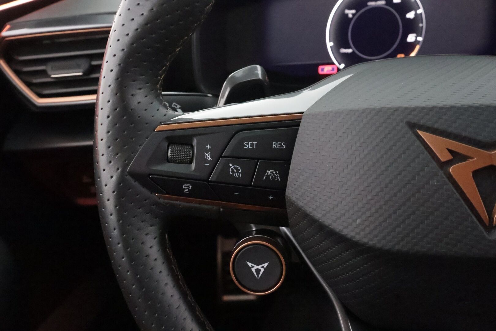 Cupra LEON SPORTSTOURER 2024 1,4 PHEV 180 kW e-HYBRID DSG - ACC | Puolinahat | DCC | Travel Assist | Side Assist | Kamera | Keyless | Sähk. takakontti | Lämm. ratti | Ambient light | 2x renkaat aluin 