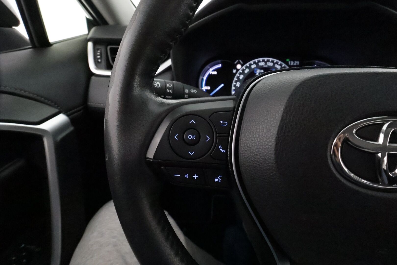 TOYOTA RAV4 2021 Hybrid 2,5 AWD-i Premium - ACC | Lohko | P-kamera | Nahkapenkit | Irroitettava koukku | BLIS | Muistipenkki | Ratinlämmitin | KeyLessGo | CarPlay | LED