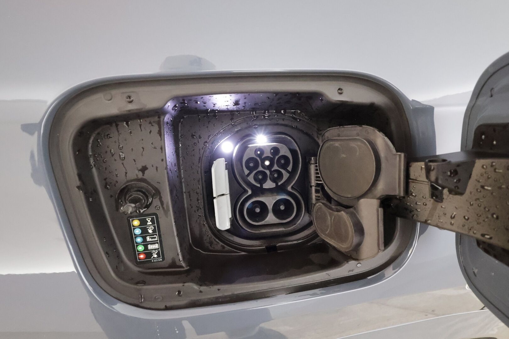 BMW iX1 2023 xDrive 30 M Sport * ACC / HUD / Koukku / Hierovat penkit muistilla / H&K / Panorama / 360° / Adapt.LED * - Akku kuntotarkastettu SoH 98,1% / Supervarusteet