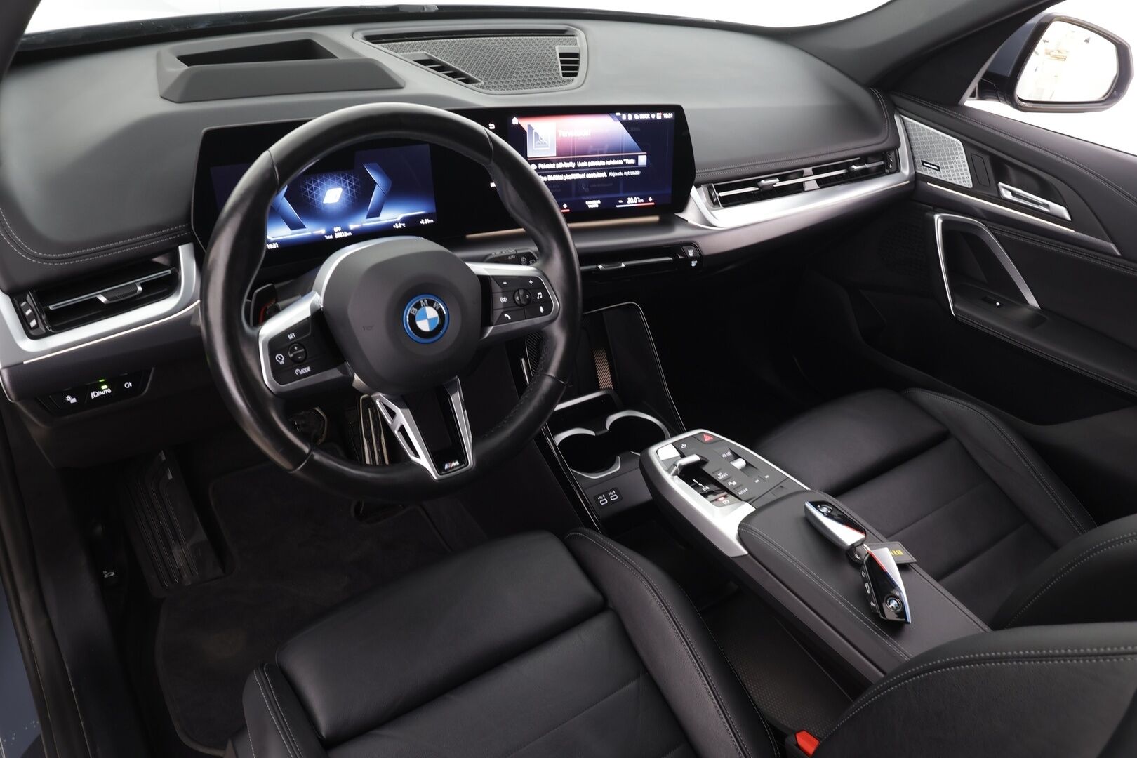 BMW iX1 2023 xDrive 30 M Sport * ACC / HUD / Koukku / Hierovat penkit muistilla / H&K / Panorama / 360° / Adapt.LED * - Akku kuntotarkastettu SoH 98,1% / Supervarusteet