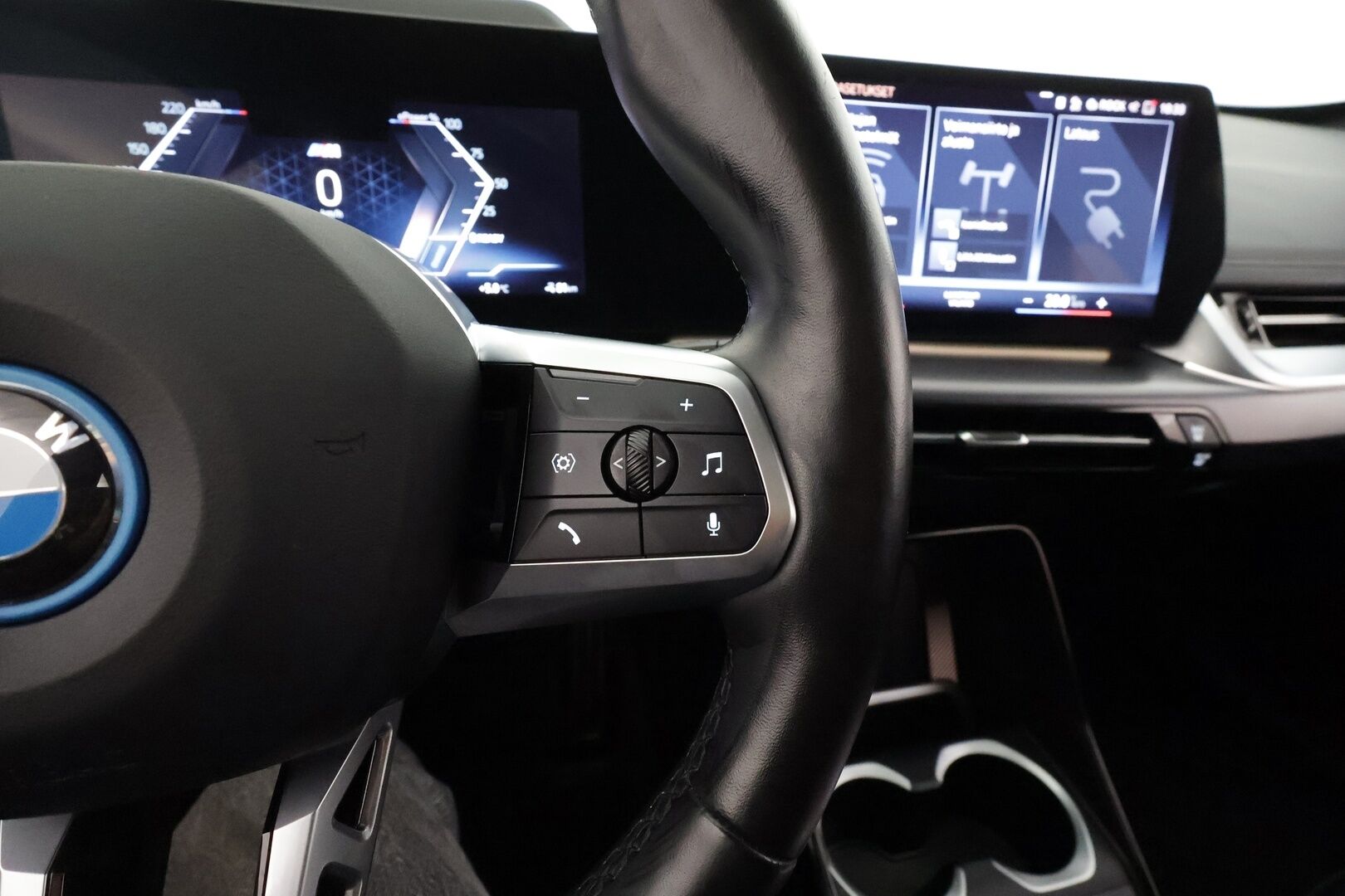 BMW iX1 2023 xDrive 30 M Sport * ACC / HUD / Koukku / Hierovat penkit muistilla / H&K / Panorama / 360° / Adapt.LED * - Akku kuntotarkastettu SoH 98,1% / Supervarusteet