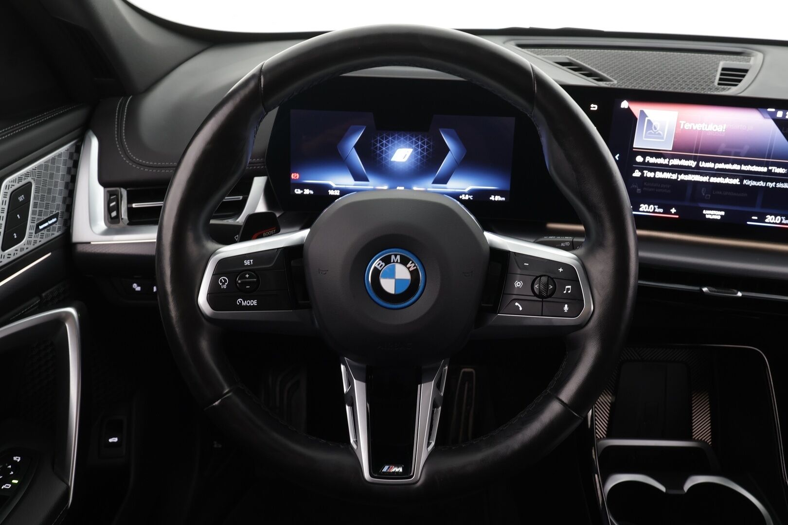BMW iX1 2023 xDrive 30 M Sport * ACC / HUD / Koukku / Hierovat penkit muistilla / H&K / Panorama / 360° / Adapt.LED * - Akku kuntotarkastettu SoH 98,1% / Supervarusteet