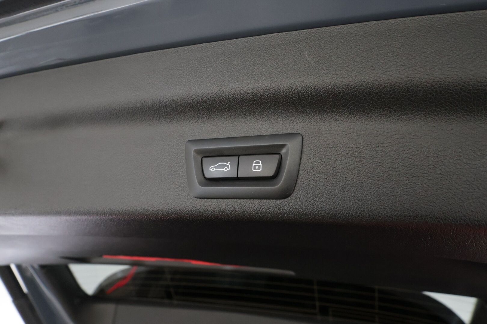 BMW iX1 2023 xDrive 30 M Sport * ACC / HUD / Koukku / Hierovat penkit muistilla / H&K / Panorama / 360° / Adapt.LED * - Akku kuntotarkastettu SoH 98,1% / Supervarusteet