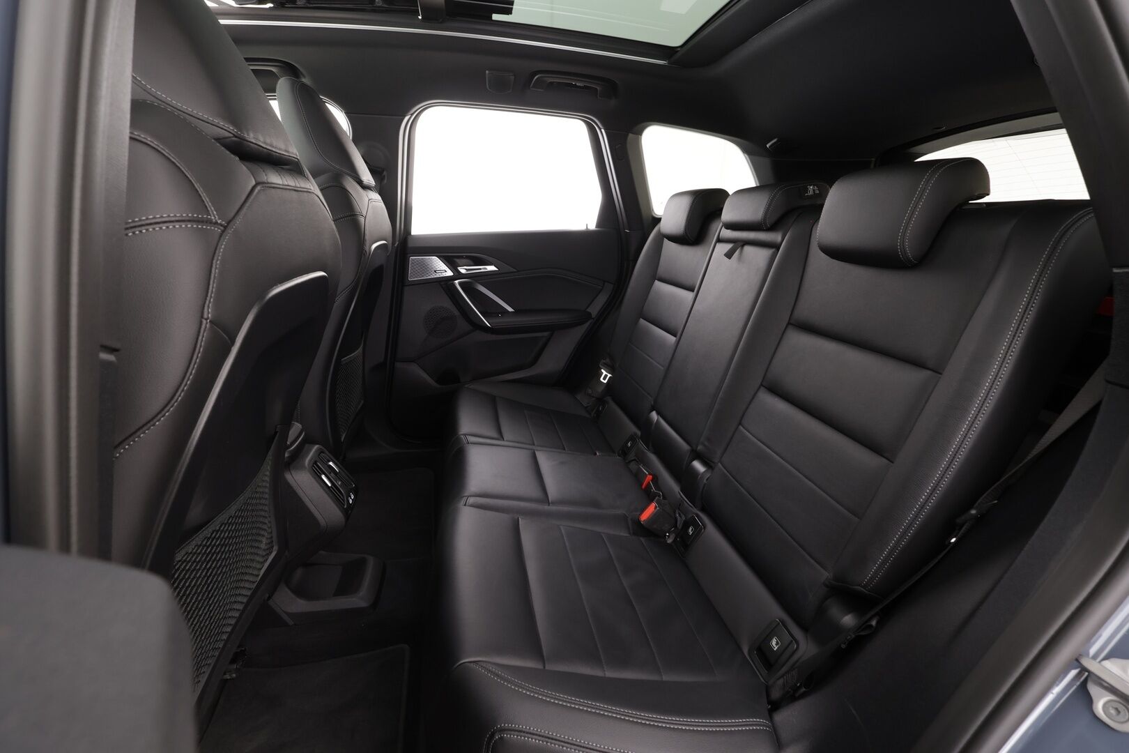 BMW iX1 2023 xDrive 30 M Sport * ACC / HUD / Koukku / Hierovat penkit muistilla / H&K / Panorama / 360° / Adapt.LED * - Akku kuntotarkastettu SoH 98,1% / Supervarusteet