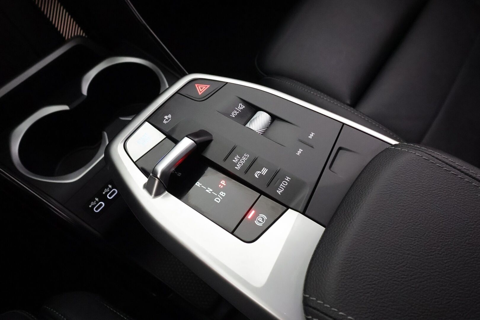 BMW iX1 2023 xDrive 30 M Sport * ACC / HUD / Koukku / Hierovat penkit muistilla / H&K / Panorama / 360° / Adapt.LED * - Akku kuntotarkastettu SoH 98,1% / Supervarusteet