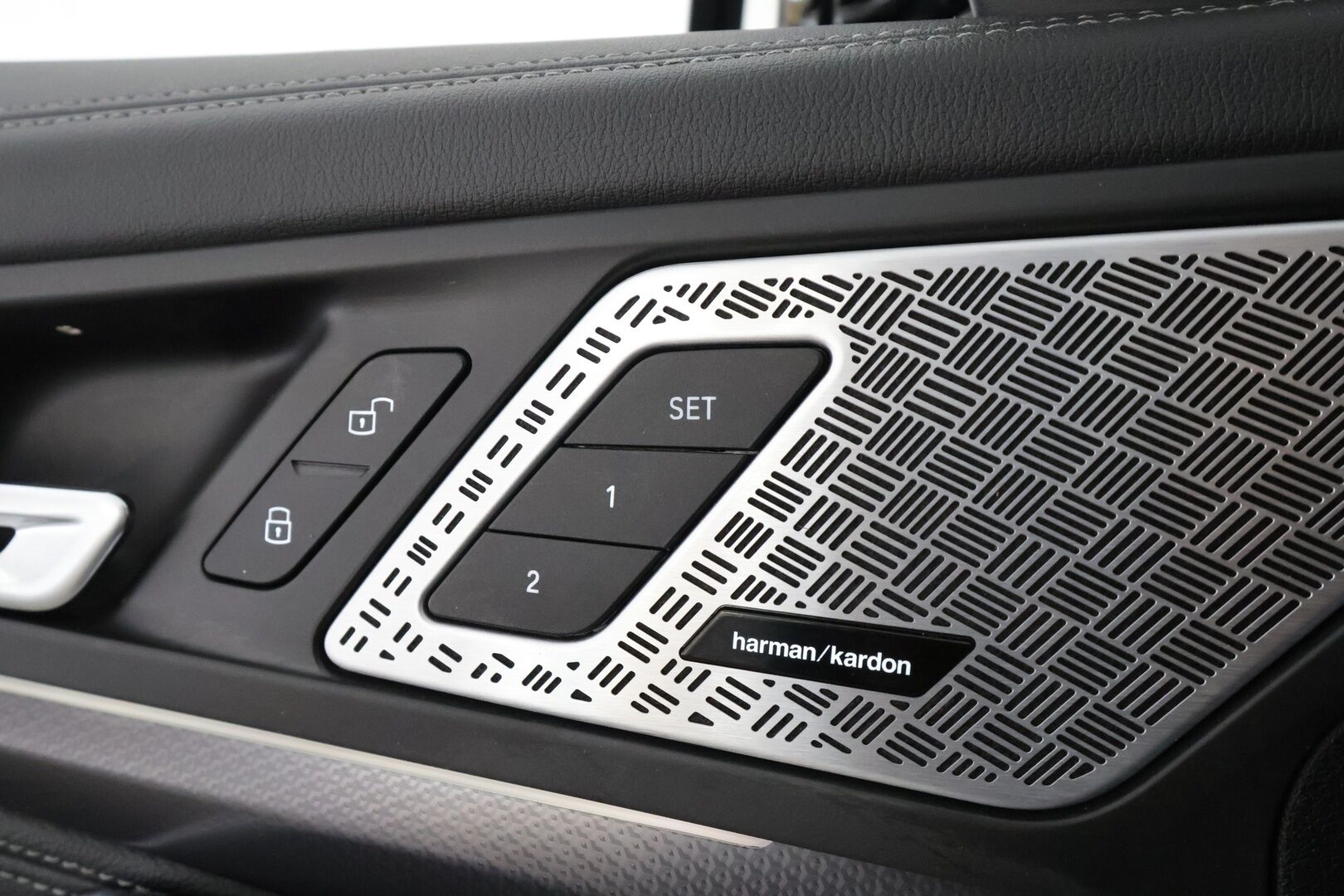 BMW iX1 2023 xDrive 30 M Sport * ACC / HUD / Koukku / Hierovat penkit muistilla / H&K / Panorama / 360° / Adapt.LED * - Akku kuntotarkastettu SoH 98,1% / Supervarusteet