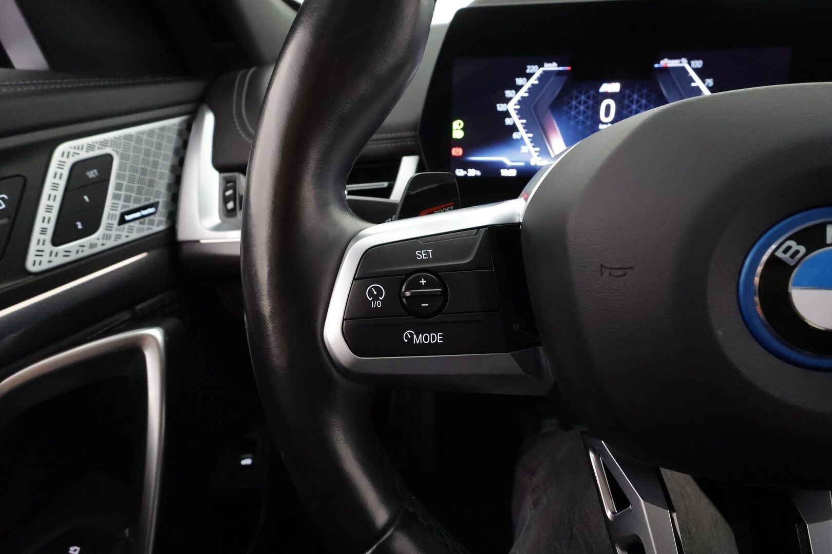 BMW iX1 2023 xDrive 30 M Sport * ACC / HUD / Koukku / Hierovat penkit muistilla / H&K / Panorama / 360° / Adapt.LED * - Akku kuntotarkastettu SoH 98,1% / Supervarusteet