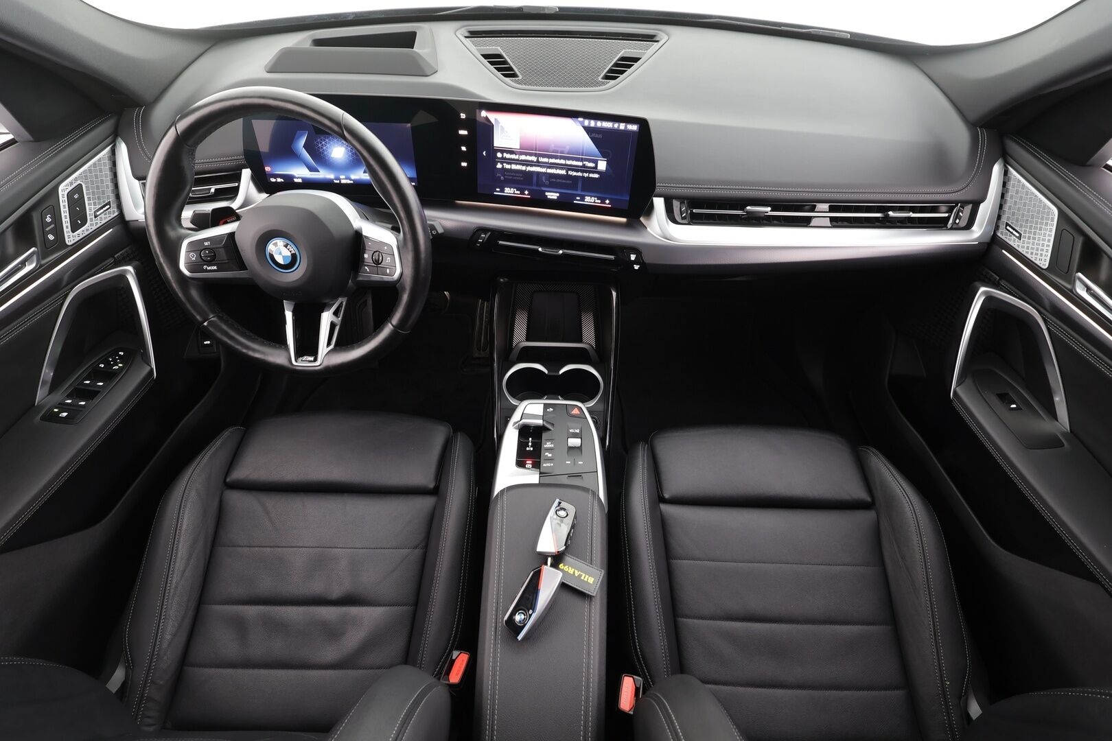 BMW iX1 2023 xDrive 30 M Sport * ACC / HUD / Koukku / Hierovat penkit muistilla / H&K / Panorama / 360° / Adapt.LED * - Akku kuntotarkastettu SoH 98,1% / Supervarusteet