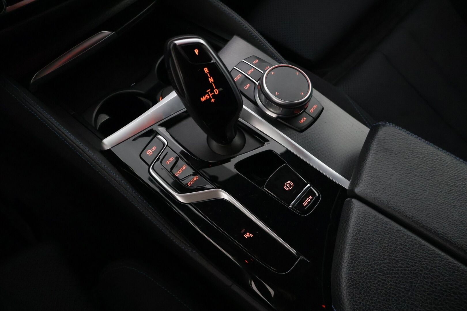 BMW 520 2021 G31 Touring A xDrive M-Sport MHEV LCI * Adapt. Cruise / Webasto / Hifi / Display Key / P.kamera / Prof. Navi / Koukku * - Kovilla Varusteilla / ACC / 21" Rautamon arvokkaat vanteet / Talveksi näyttävät M-Sport vanteet / M Sport / LED