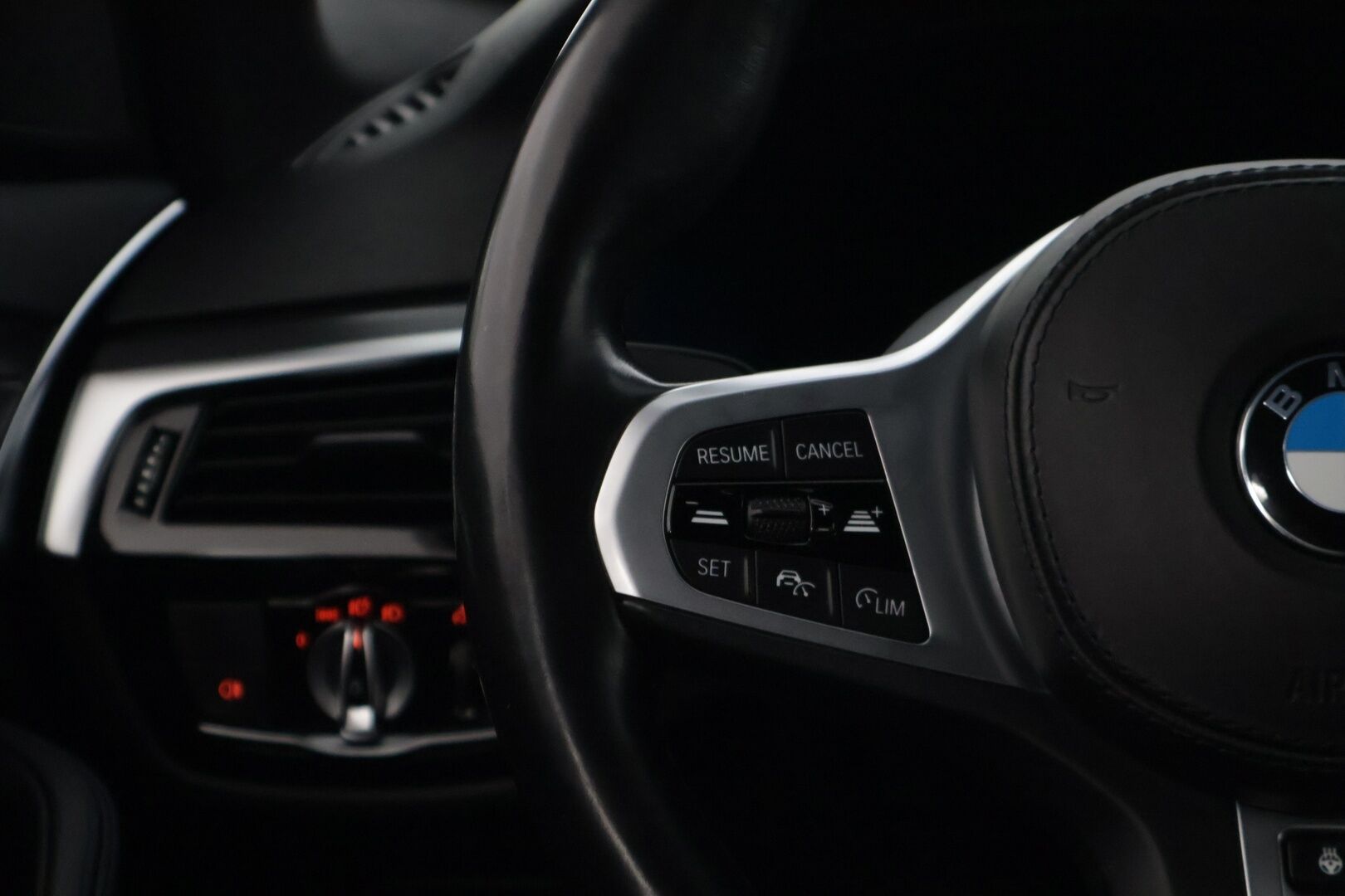 BMW 520 2021 G31 Touring A xDrive M-Sport MHEV LCI * Adapt. Cruise / Webasto / Hifi / Display Key / P.kamera / Prof. Navi / Koukku * - Kovilla Varusteilla / ACC / 21" Rautamon arvokkaat vanteet / Talveksi näyttävät M-Sport vanteet / M Sport / LED - HULLUT BLACKWEEK JATKOT - KORKOTARJOUS 2,49%