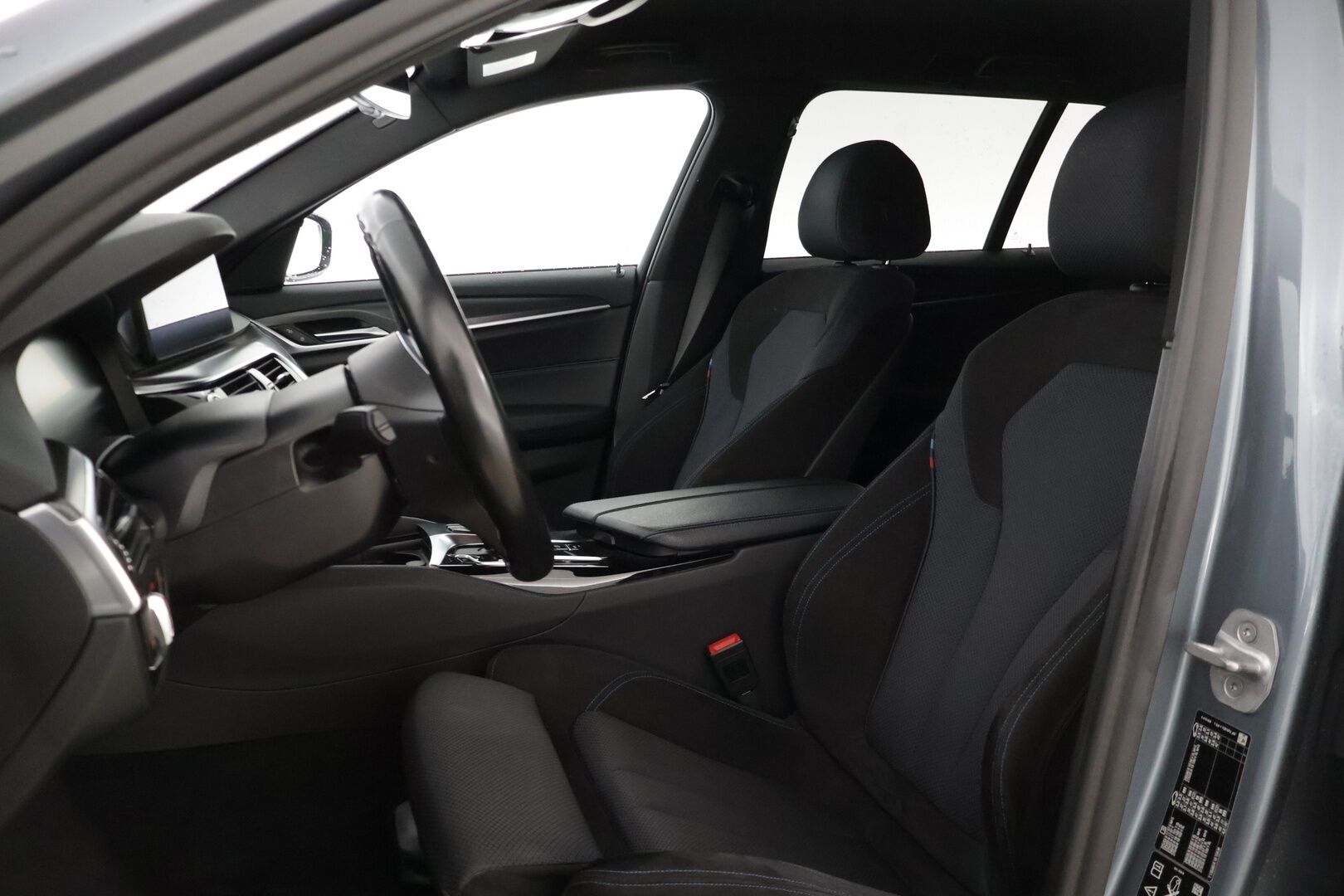 BMW 520 2021 G31 Touring A xDrive M-Sport MHEV LCI * Adapt. Cruise / Webasto / Hifi / Display Key / P.kamera / Prof. Navi / Koukku * - Kovilla Varusteilla / 21" vanteet 